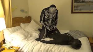 amanecer del esqueleto muerto folla orca dummy