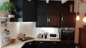 Cuisine Ancienne Bois Massif Renovee De Couleur Noire Mat Avec Plan De Travail Stratifie Bois Et Faie Renovation Meuble Cuisine Meuble Cuisine Cuisine Ancienne