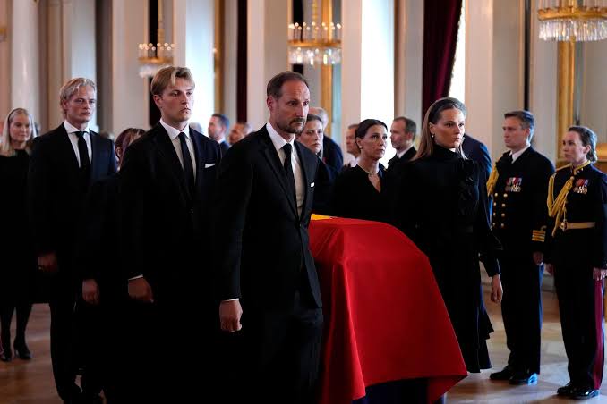 König Harald (†): Königin Sonja nimmt Abschied von ihrem Mann | GALA.de