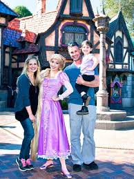Daphne And Fred With Their Kids And Rapunzel Freddie Prinze Sarah Michelle Gellar Celebrity Moms
