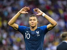 A noter que l'ambassadeur américaine en france était elle très heureuse d'être à #lyon pour assister à la finale #usaned <�<�<�<� avec le champion du monde <�<� @kmbappe ! Coupe Du Monde 2018 Kylian Mbappe A Decide De Reverser Sa Prime A Des Associations Pureactu Com