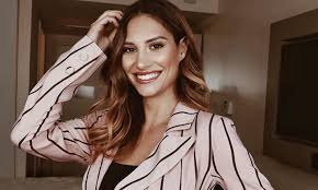 Sembra proprio che beatrice valli si sia pentita di alcuni tatuaggi fatti negli ultimi anni. Meravigliosa Decolette Hot E Costume Bollente Beatrice Valli E Super