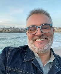 Trying to find certain people living in England. If someone here has a  subscription to a UK website for finding people please rwply to this post  and I will send you a