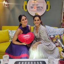 Kareena Kapoor S Latest Trendy Pick For Her Radio Show Will Force You To Take Fashion Notes From Hungryboo Kareena Kapoor Khan Fashion Bollywood Photos