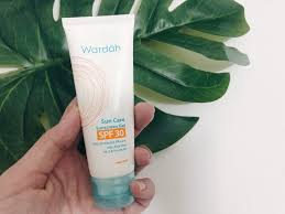 Benar sekali, sinar uv matahari bisa menimbulkan berbagai masalah pada kulit kamu, terutama kulit wajah, … Review Wardah Sunscreen Gel Spf 30 Melindungi Kulit Woop Id