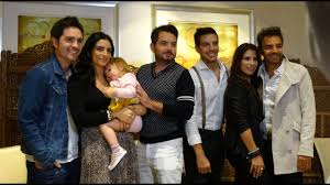 Captura de pantalla/instagram @aislinnderbez) a casi un año de que aislinn derbez y mauricio ochmann formalizaron su separación,. De Viaje Con Los Derbez Aislinn Kailani Mauricio Ochmann Vadhir Jose Eduardo Eugenio Y Ale Youtube