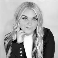 Dena Knapp's Instagram, Twitter & Facebook