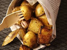Pommes De Terre Nouvelles A L Ail Et Au Laurier Recette Recette Pomme De Terre Recettes De Cuisine Pomme De Terre Nouvelle