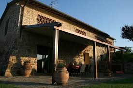 Sonnenschutz Im Garten Holz Vordach Idee Rustikal Mediterran Haus Pflanzkuebel Moderner Patio Hinterhof Designs Terrassenmarkisen
