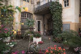 neuenburg 11 sehenswurdigkeiten fur ein wochenende am neuenburgersee hinterhof innenhof garten stadtgarten