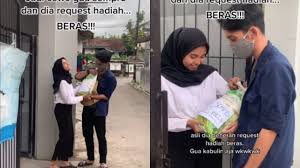 Penjualan partaian merupakan kegiatan untuk menciptakan gambaran merek (brand image) sampai ke tingkat pengecer. Viral Cewek Minta Hadiah Beras Usai Seminar Proposal Netizen Bermanfaat Banget Kumparan Com