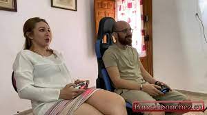 Barsa me retan jugando playstation FIFA 20 porno Pamela sanchez - XNXX.COM