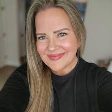 Stacey May's Instagram, Twitter & Facebook