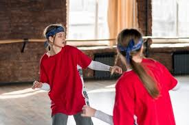 Ignorem as tags famosinhos dançando brega funk,mulheres dançando brega funk,vealves1 dançando brega funk,alê oliveira dançando brega funk,melhores. Reflexo Da Menina Dancando No Estudio Foto Gratis