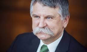 Kövér lászló megfogadta, hogy amíg az mszp van hatalmon, addig nem vágatja le a haját. Arcok Archivum Oldal 3 A 5 Bol Pestisracok