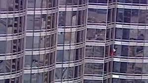 Burj khalifa entered record books yet again when alain robert, aka 'french spiderman', scaled the tower in just over six hours in march 2011. Alain Robert Besteigt Hochstes Gebaude Der Welt Outdoor Magazin Com
