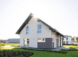 Wohnideen Fertighaus Der Graue Putzstreifen Verleiht Dem Einfamilienhaus Juno Eine Kontrastreiche Fassade In 2020 Haus Fertighaus Bauen Musterhaus