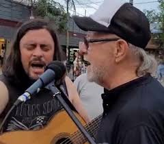 Milagro en Pilar: León Gieco cantó con un músico callejero para sorpresa de  todos