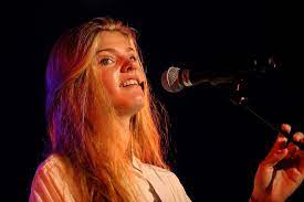 The voice kids is op zoek naar iemand met grote klasse, met blijvende impact en een eigen geluid. Emma Bale Lacht In Haar Vuistje Regi Zal Al Eens Gevloekt Hebben Showbizzsite