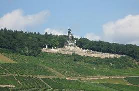 Dafür hatte man das denkmal für sich alleine, ganz ohne asiatische busgruppen, schulklassen und touristenansturm. Quermania Hessen Rudesheim Am Rhein Niederwalddenkmal Germania Statue Mittelrhein Taunus Sehenswurdigkeiten Urlaub Und Ausflugsziele
