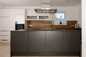 Kuche In Anthrazit Und Holzruckwand Moderne Kuche Kuche Kuchen Planung