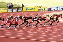 Los velocistas salen desde los tacos de salida. Velocidad Todo Sobre Atletismo