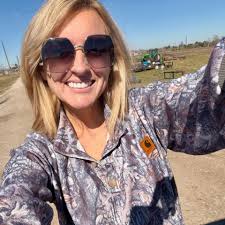 Golden retriever I would like to buy a puppy , has anybody purchased in  Sweden whats the process generally? Is it cheaper to bring from India ? How  does it work to