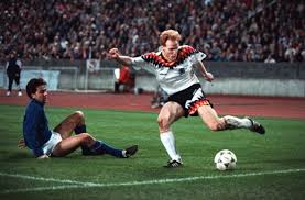 Er war bei der wm 1990 die nummer eins im tor. Horst Hrubesch Links Schraubt Sich Zum Kopfball Hoch Am Ende Verliert Deutschland Das Wm Finale 1982 In Spanien Mit 3 1 Gegen Italien Stuttgarter Zeitung