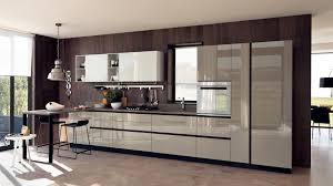 Offriamo un'ampia scelta di stili, che spaziano dal moderno al classico, proponendo sia linee essenziali che design più elaborati. Cucina Liberamente Scavolini