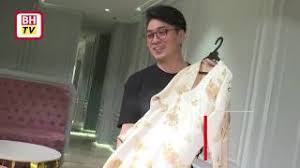 Jika dua hari lalu raja permaisuri agong tunku hajah azizah aminah maimunah iskandariah almarhum sultan iskandar mendedahkan baginda memiliki baju kurung daripada kain tenun diraja pahang bauksit, hari ini baginda sendiri menunjukkan bakat mereka cipta corak baju daripada bahan mineral itu. Tukang Jahit Raja Permaisuri Agong