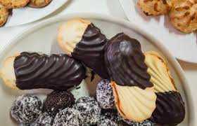 The two recipes are very similar, minus the jam and last year's cookie is famous for its crescent shape. 7 Christmas Cookies That Viennese Omas Bake That You Should Definitely Try And Make Oma S Recipes Included Vienna Wurstelstand