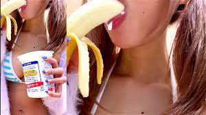 Novinha chupando banana