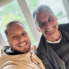 Demain à Serignan du Comtat (84) nous inaugurerons notre deuxième récolte  dans l'un de nos vergers -La Renjardière d'une dimension de 98 hectares- à  11 heures, avec nos salariés et nos associés,