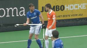 Een rode kaart of een tweede gele kaart betekent een ban. Hockeyers Bloemendaal Kampioen Na Opmerkelijke Rode Kaart Kampong Nos