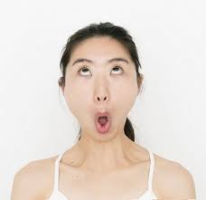目の下のクマ たるみ むくみ解消 ムンクの顔 のポーズ ヤッホーの ホー の口をします ほうれい線が消えるところを確認して 頬と鼻の下を伸ばすイメージで そのまま顔は正面で 目線だけ上に 真上を見るようにして 目の下が伸びているのを感じてみましょう