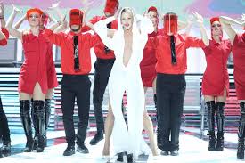 Στο δεύτερο επεισόδιο, η κατερίνα στικούδη κατάφερε με την μεταμφίεση της να αφήσει άφωνους τους κριτές. Yfsf Dyo Nikhtes Kai Oktw Akomh Dynatoi Paiktes Epistrefoyn Erxetai To All Star Sooy Metamfiesewn Eikones Zwh Iefimerida Gr