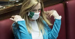 È stata ministro per la gioventù nel quarto governo berlusconi e presidente della giovane italia, dopo essere stata presidente di azione. Giorgia Meloni Con Stampelle E Gesso La Foto Che Preoccupa I Sostenitori Cos E Successo Libero Quotidiano