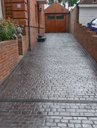 50 Best Driveway Ideas To Improve The Appeal Of Your House Driveway Design Concrete Walkway Cobblestone Driveway