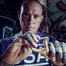 Il est possible d'utiliser le nom de son mari ou de sa femme et de le faire figurer sur ses papiers d'identité. Simon Keys Age Wife Snake City Tattoo Salary Instagram And More