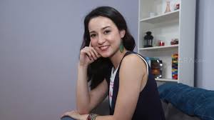 Profil Julie Estelle Artis Cantik Istri Pembalap David Tjiptobiantoro