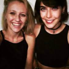 Hoy cumple años mi pana y mi llave. La Celeste de esta Sandra. La Mosca de esta  Smith. Mira si habremos pasado por cortes de pelo, aventuras y emociones,  amiga mía. Mi