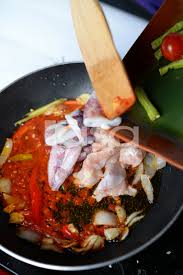 Untuk versi pertama, cuka berfungsi untuk menjadikan telur itik cepat kental dan kelihatan cantik. 10 Menu Berbuka Sahur Yang Boleh Masak Guna Telur