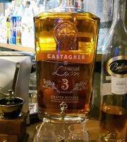 Nata da un blend di grappe ottenute da vitigni a bacca rossa e bianca, è fatta riposare per un periodo di almeno 24 mesi in barrique prima dell'imbottigliamento. Grappa Barrique 36 Months Castagner Fuoriclasse Leon Bild Von The Garden Lamai Beach Tripadvisor