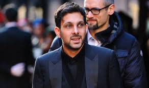 I can feel eyes on us through the window behind me as time runs out and the people around him start to worry about the next stop on his schedule. Tv Magician Steven Frayne Aka Dynamo Has Been Described As An Alien By Fans Express Co Uk