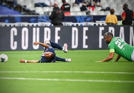 Kylian mbappé met un vent à l'arbitre (vidéo). The Horrible Tackle That Left Kylian Mbappe On Crutches Video Futballnews Com