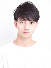 要注意 浮気する男の髪型には 特徴があった 浮気メンズ見極め術 bangs バングス メンズ ヘアスタイル サッカー選手 髪型 スタイリスト