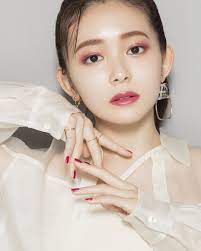 久間田琳加 etude houseのプレイカラーアイシャドウの新ビジュアルモデルを務めさせて頂いています とても発色がよく ワインカラーをモチーフにしたパレットの名前が可愛 moe zine カラーメイク メイク 雑誌 くまだりんか