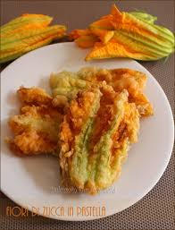 E' importante utilizzare una pastella lievitata freddissima e con poco lievito che al contatto con l'olio conferisca al fiore di zucca tanta croccantezza, mantenendosi allo stesso tempo morbido all'interno. Fiori Di Zucca Fritti In Pastella Con Acqua Frizzante