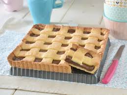 La pasta frolla è un impasto di farina, generalmente con un fattore di panificabilità piuttosto basso, e altri ingredienti quali il sale, lo zucchero, il burro e le uova.a questi vengono aggiunti aromi come vaniglia, vanillina o la buccia di un agrume ed eventualmente un pizzico di polvere lievitante. Crostata Con Pasta Frolla Pronta In 5 Minuti Un Pizzico Di Pepe Rosa