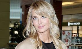 Aneta kręglicka zdradziła, ze najpierw dokładnie oczyszcza skórę, następnie nakłada na nią kwasy, a po ich wchłonięciu stosuje krem do twarzy oraz pod oczy. Aneta Kreglicka W Czerni Na Prezentacji Butow W Salonie Badura